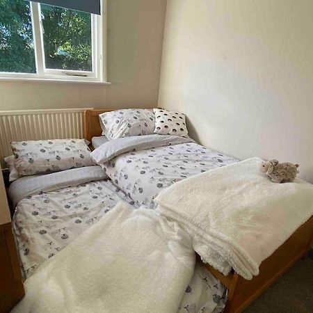 Cheerful 3 Bedroom Bungalow With Indoor Fire Place Gloucester Dış mekan fotoğraf