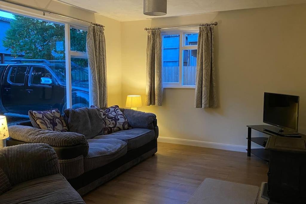 Cheerful 3 Bedroom Bungalow With Indoor Fire Place Gloucester Dış mekan fotoğraf