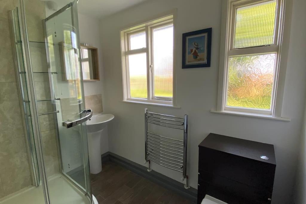 Cheerful 3 Bedroom Bungalow With Indoor Fire Place Gloucester Dış mekan fotoğraf