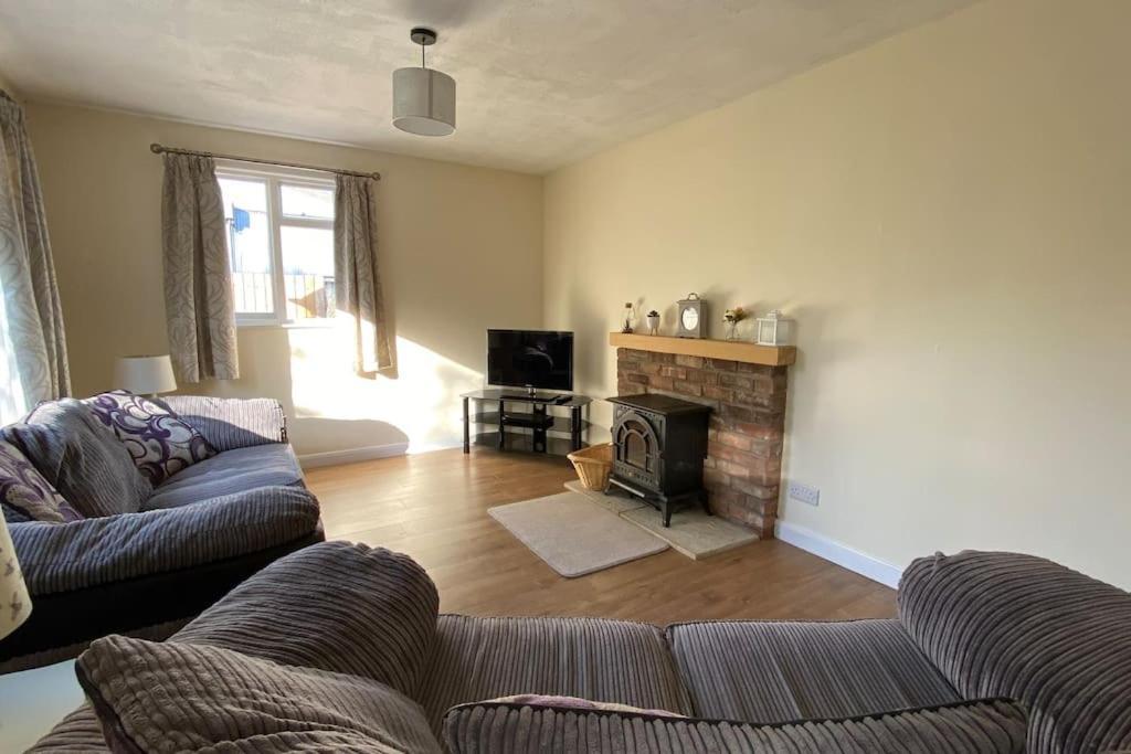 Cheerful 3 Bedroom Bungalow With Indoor Fire Place Gloucester Dış mekan fotoğraf