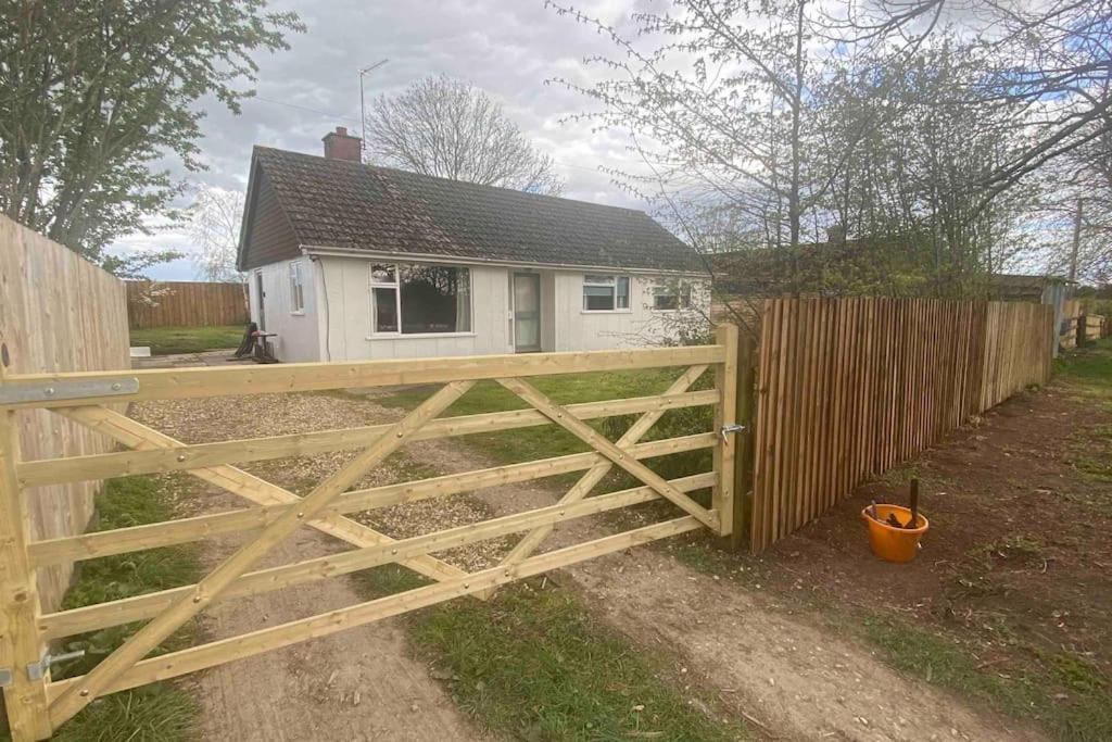 Cheerful 3 Bedroom Bungalow With Indoor Fire Place Gloucester Dış mekan fotoğraf