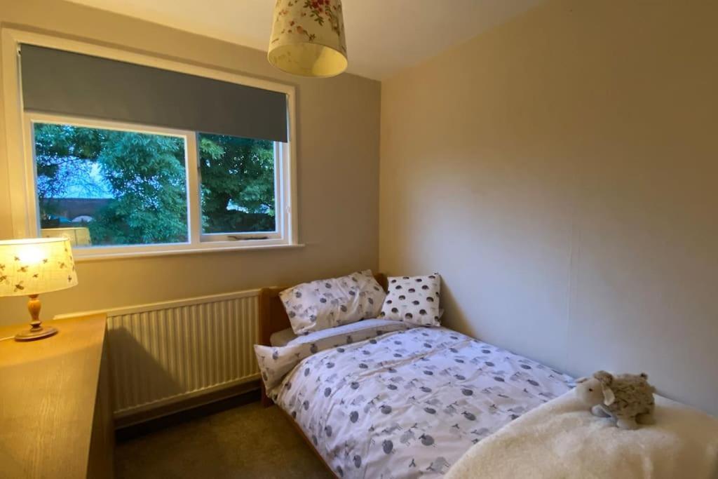 Cheerful 3 Bedroom Bungalow With Indoor Fire Place Gloucester Dış mekan fotoğraf