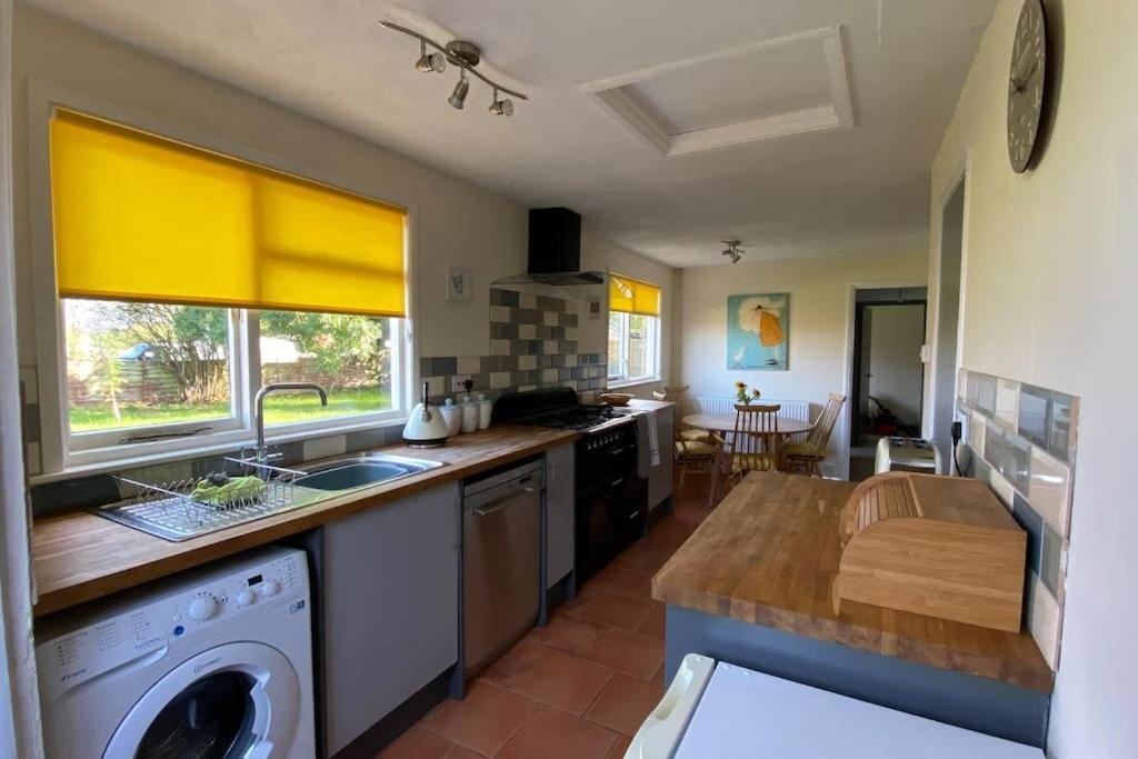 Cheerful 3 Bedroom Bungalow With Indoor Fire Place Gloucester Dış mekan fotoğraf