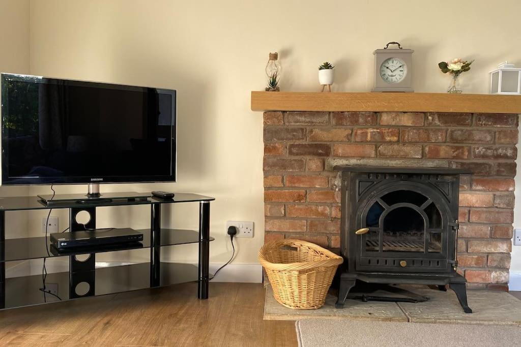 Cheerful 3 Bedroom Bungalow With Indoor Fire Place Gloucester Dış mekan fotoğraf