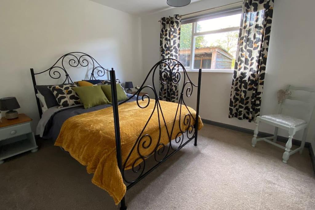 Cheerful 3 Bedroom Bungalow With Indoor Fire Place Gloucester Dış mekan fotoğraf