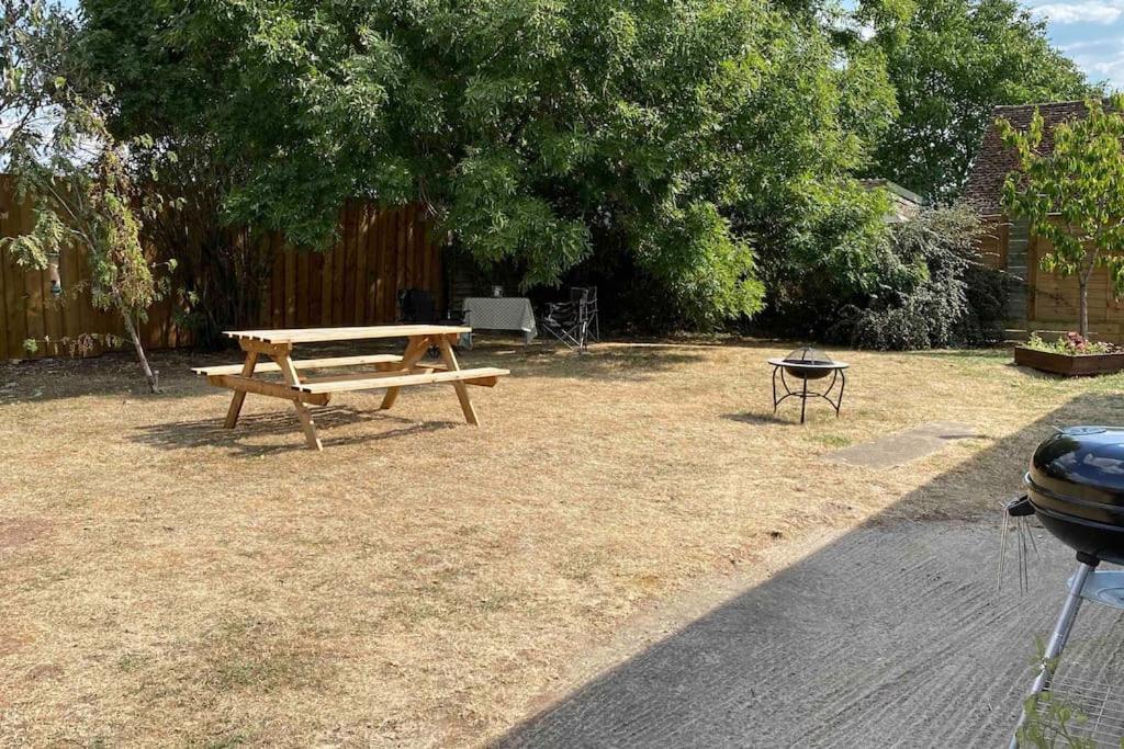 Cheerful 3 Bedroom Bungalow With Indoor Fire Place Gloucester Dış mekan fotoğraf