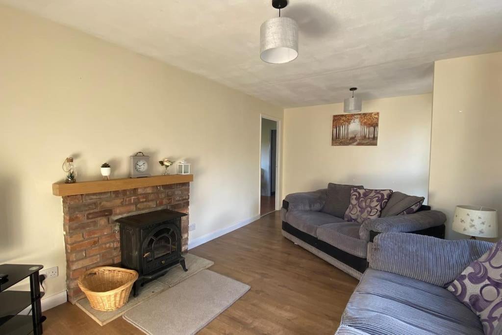 Cheerful 3 Bedroom Bungalow With Indoor Fire Place Gloucester Dış mekan fotoğraf